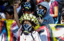 یک کودک بومی برزیلی با پوشیدن ماسک ضد گاز در راهپیمایی شرکت کرده است