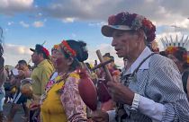 Indígenas marcham em Brasília, a capital do Brasil