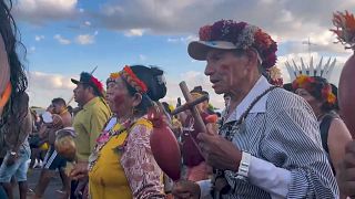 Indígenas marcham em Brasília, a capital do Brasil