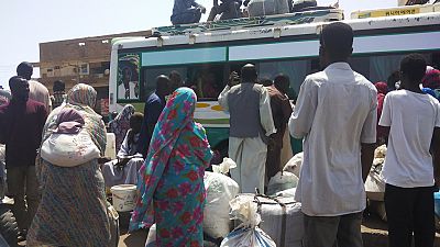 أشخاص يستقلون حافلة لمغادرة الخرطوم، السودان، 3 يونيو 2023.
