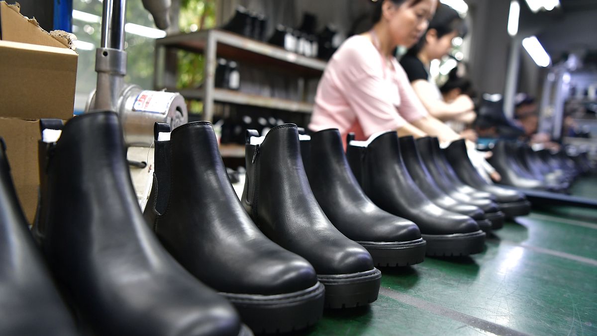  Blick hinter die Kulissen einer Schuhfabrik in Fuzhou, Provinz Fujian, China