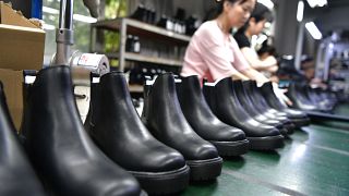  Blick hinter die Kulissen einer Schuhfabrik in Fuzhou, Provinz Fujian, China