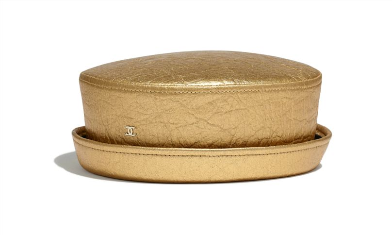 En 2019, Chanel a sorti un chapeau canotier doré en Piñatex, un faux cuir dérivé de feuilles d'ananas