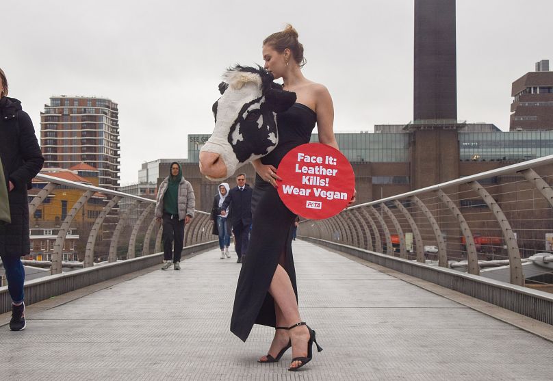 Intervention de PETA lors de la semaine de la mode de Londres en février pour inciter les gens à abandonner le cuir animal.