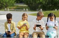 کودکان در حال استفاده از تلفن‌های هوشمند