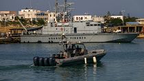 Патрульные корабли береговой охраны Италии в порту Лампедузы после спасения мигрантов 7 июня 2023