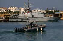 Патрульные корабли береговой охраны Италии в порту Лампедузы после спасения мигрантов 7 июня 2023