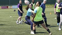 La princesa de Gales, en plena acción luciendo una camiseta turquesa de la selección inglesa de rugby
