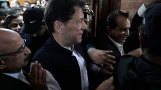 Tárgyalásra menet a volt pakisztáni miniszterelnök június elején