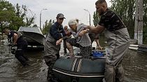 Equipos de rescate evacuan a una mujer en Jersón, Ucrania