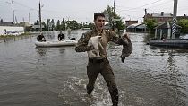 Un homme en Ukraine fuit les inondations