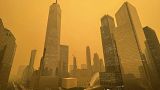 Forgalom a One World Trade Center mellett, a kanadai erdőtüzek füstjében