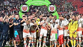 Equipa do West Ham celebra vitória na Liga Conferência Europa, em Praga, Chéquia