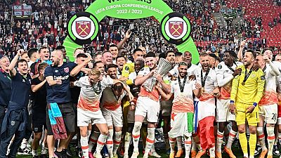 Equipa do West Ham celebra vitória na Liga Conferência Europa, em Praga, Chéquia