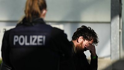 Un policía federal detiene a un migrante en la frontera de Alemania con Polonia