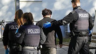 Migrante detido pela polícia em Frankfurt Oder, Brandebirgo, Alemanha