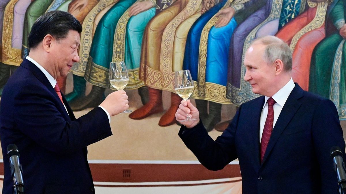 ولادیمیر پوتین، رئیس جمهور روسیه، سمت راست، و رئیس جمهور چین، شی جین پینگ، روسیه، سه شنبه، 21 مارس 2023 . 