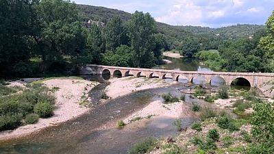 Le pont submersible de Montclus (Gard), où passe la Cèze. Lorsque le niveau de l'eau monte suffisamment, le pont se retrouve submergé. Ici, le niveau est anormalement bas.