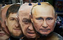 Des masques représentant Vladimir Poutine, Yevgeny Prigozhin, Ramzan Kadyrov exposés parmi d'autres à vendre dans une boutique de souvenirs à Saint-Pétersbourg, 04/06/2023.