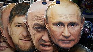 Vlagyimir Putyint (jobbról), Jevgenyij Prigozsint (középen) és Ramzan Kadirov csecsenföldi vezetőt (balra) ábrázoló maszkok egy szentpétervári boltban 2023.04. 06-án.