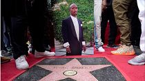 صورة لمغني الراب الراحل توباك شاكور تظهر بالقرب من نجمه الجديد على ممشى المشاهير في هوليوود خلال حفل بعد وفاته على شرفه يوم الأربعاء 7 يونيو 2023، في هوليود.