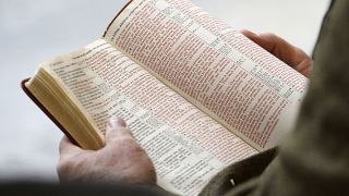 قراءة الإنجيل بصوت عال في مبنى الكابيتول في يوتا - الولايات المتحدة.2013/11/25