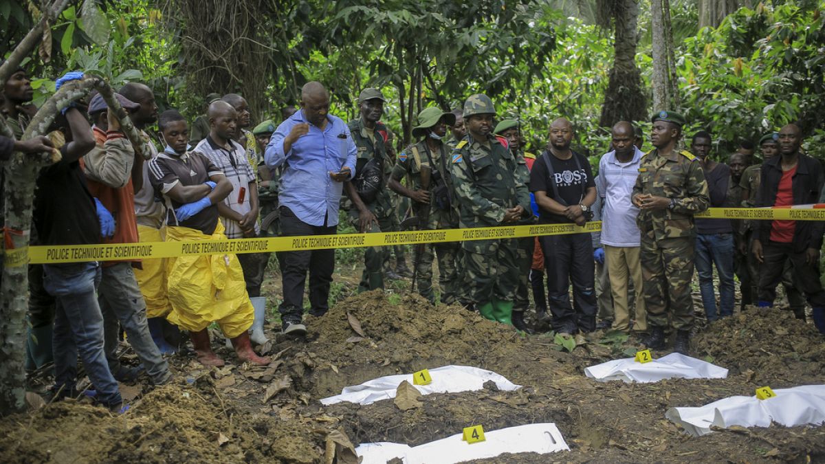 رفات بشرية في مقبرة جماعية في قرية ندوما، بالقرب من بيني شمال كيفو، الكونغو، 6 مايو، 2023