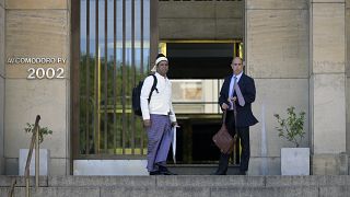 رئيس منظمة الروهينجا البورمية في المملكة المتحدة ماونج تون خين ومحامي حقوق الإنسان الأرجنتيني توماس أوجيا كوينتان  أمام محكمة فيدرالية في بوينس آيرس في 16 ديسمبر 2021