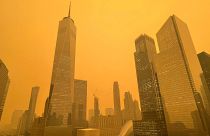 Die Skyline von New York - gehüllt in orangenem Rauch, den die Waldbrände in Kanada verursacht haben.