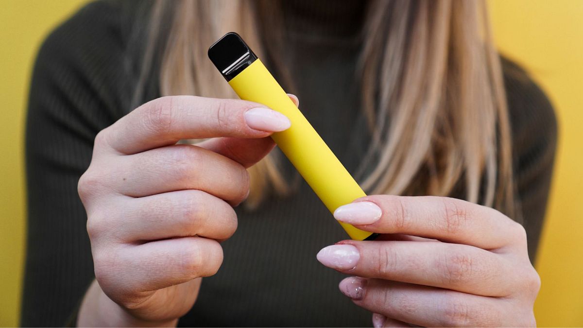 Cigarros electrónicos descartáveis são uma tendência crescente entre os adolescentes. Os profissionais de saúde estão preocupados
