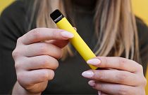 Одноразовые электронные сигареты становятся все более популярной тенденцией среди подростков, и медицинские работники обеспокоены этим.