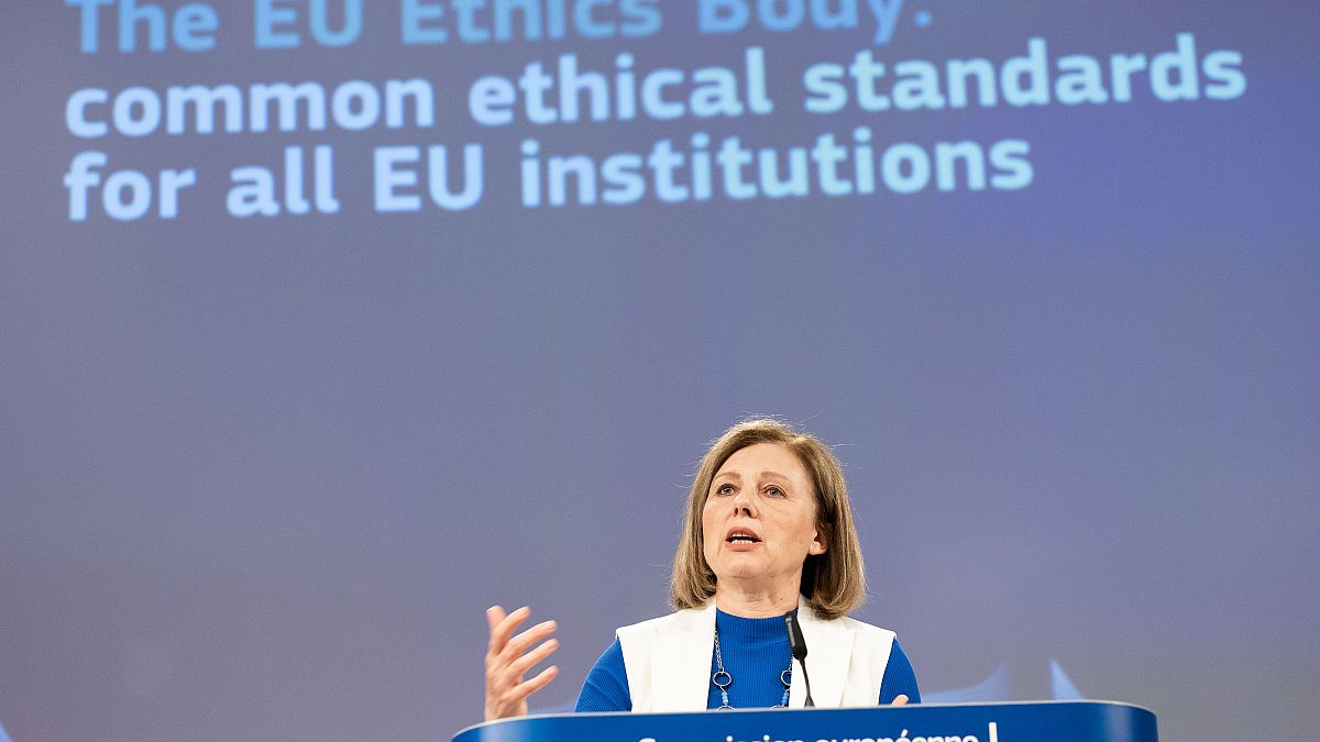 La vicepresidenta de la Comisión Europea, Vera Jourová, durante la rueda de prensa.