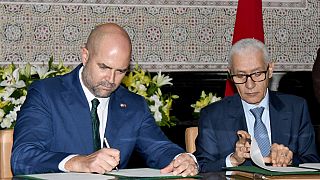 رئيس البرلمان المغربي رشيد الطالبي العلمي (يمين) ورئيس الكنيست الإسرائيلي أمير أوحانا يوقعان الوثائق في الرباط، 8 يونيو 2023.