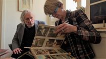 جیل سوندست و دخترعمویش در حال تماشای آلبوم عکسی از خانواده خود که در سوئد عقیم شده بودند.