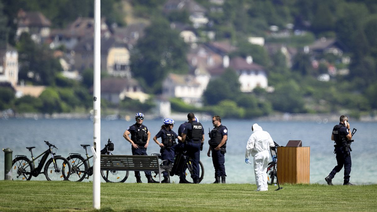 Rendőrök a késelés után az Annecy-tó partján