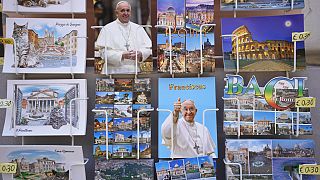 Stand mit Papst-Postkarten in Vatikan