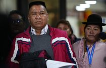 اليسوعي السابق البوليفي بيدرو ليما يتحدث إلى الصحفيين بعد هبوطه في مطار إل ألتو الدولي، بوليفيا، 22 مايو 2023.
