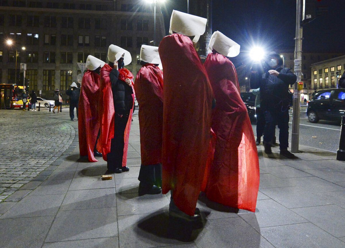 Poland launches investigation into abortionrelated death of pregnant