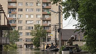 Az árvíz ellenére bombázza Herszont Oroszország