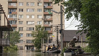 Az árvíz ellenére bombázza Herszont Oroszország