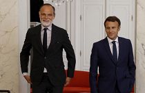رئيس الوزراء الفرنسي السابق إدوار فيليب بصحبة الرئيس الفرنسي إيمانويل ماكرون