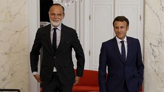 رئيس الوزراء الفرنسي السابق إدوار فيليب بصحبة الرئيس الفرنسي إيمانويل ماكرون