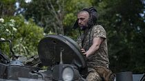 Un militaire ukrainien sur un char regarde près de Chasiv Yar, site de batailles féroces avec les forces russes, Ukraine, mercredi 7 juin 2023.