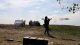 Украинский военнослужащий стреляет во время учений недалеко от линии фронта в Донецкой области, 8 июня 2023 года