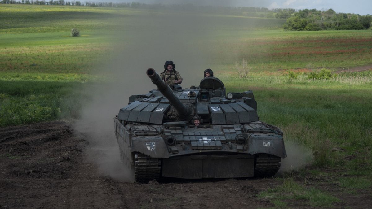Ein ukrainischer Panzer nahe Chasiv Yar, dem Schauplatz heftiger Gefechte mit den russischen Streitkräften, Ukraine, 7. Juni 2023