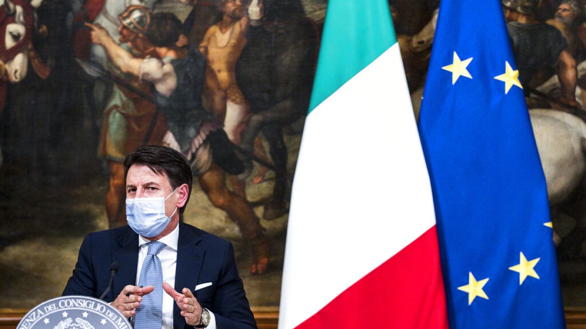 Covid-19 kısıtlamalarının sürdüğü dönemde maskeyle basın toplantısı yapan dönemin İtalyan Başbakanı Giuseppe Conte / Arşiv