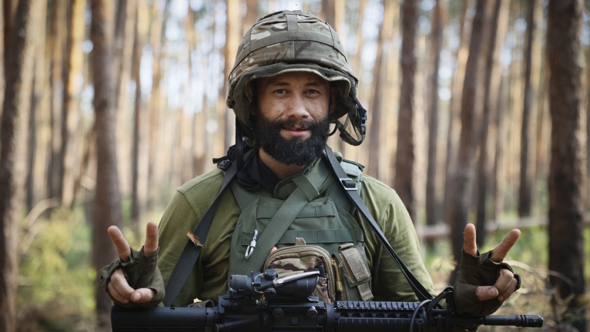 Soldado ucraniano mostra um sinal de vitória na linha da frente perto de Kreminna, região de Luhansk, Ucrânia