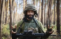 Soldado ucraniano mostra um sinal de vitória na linha da frente perto de Kreminna, região de Luhansk, Ucrânia