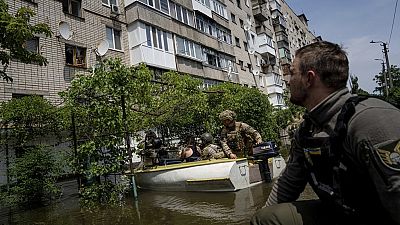 Evakuálják az embereket Herszon környékén az árvíz miatt, 2023. június 8-án