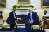 O primeiro-ministro britânico, Rishi Sunak, à esquerda, e o presidente dos EUA, Joe Biden, à direita, apertam as mãos durante a reunião bilateral na Casa Branca, Washington,.